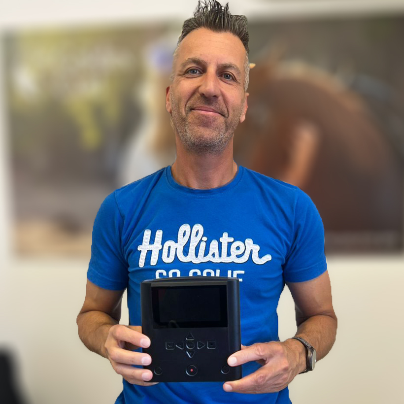 User-holding-ANRO-DVD-recorder V1